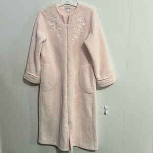 Miss Elaine Pink robe, great condition Sz medium super plush